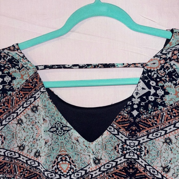 Speechless Women's Tunic in Black and Green Pattern - Picture 4 of 9